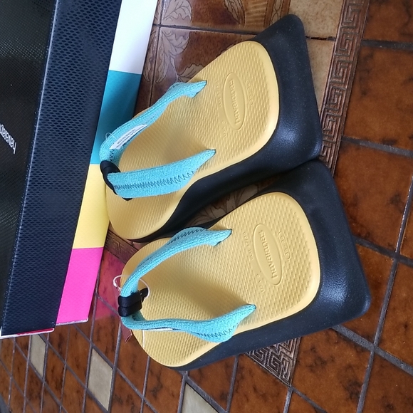 NWT HAVAIANAS flip flops - Picture 3 of 13